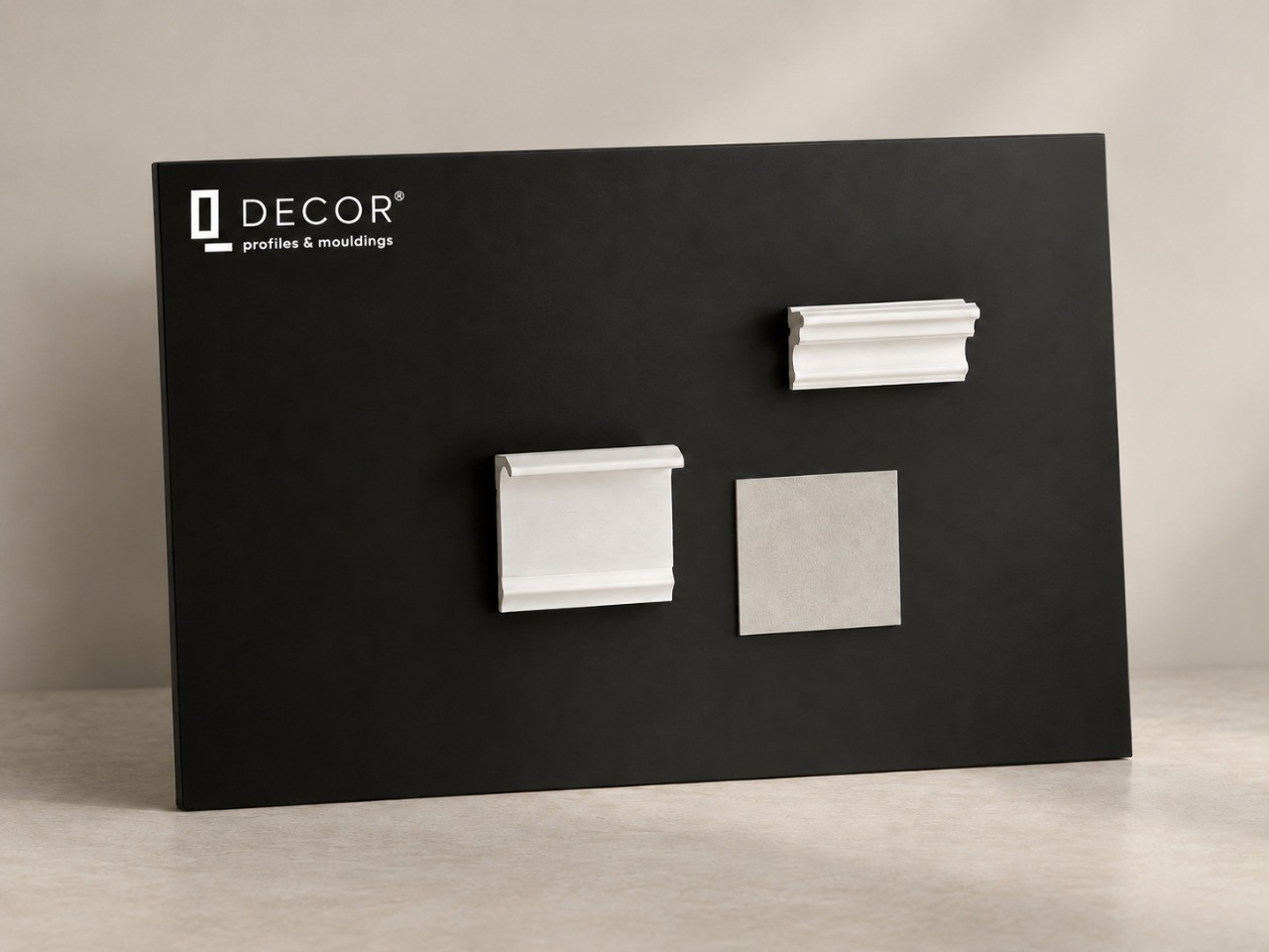 Магнитный мудборд QDecor с образцами декоративных профилей и отделочных материалов