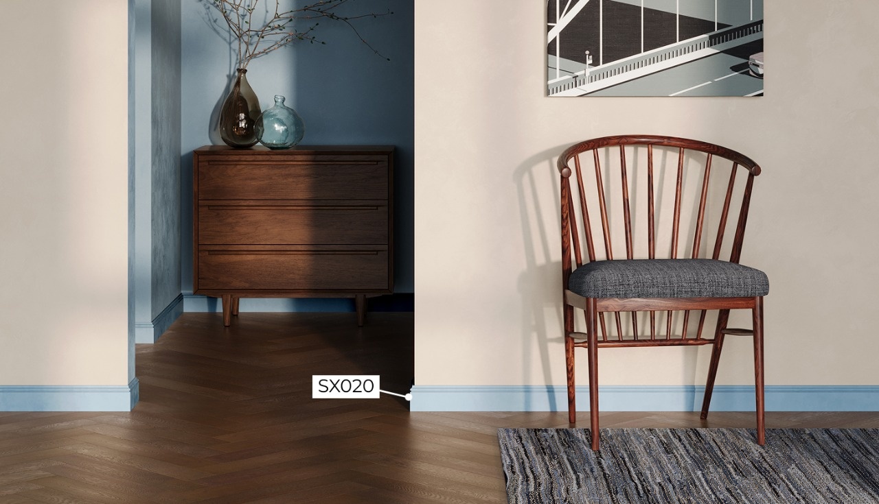 Плинтус QDecor SX020 в интерьере с деревянным полом и декоративной отделкой стен